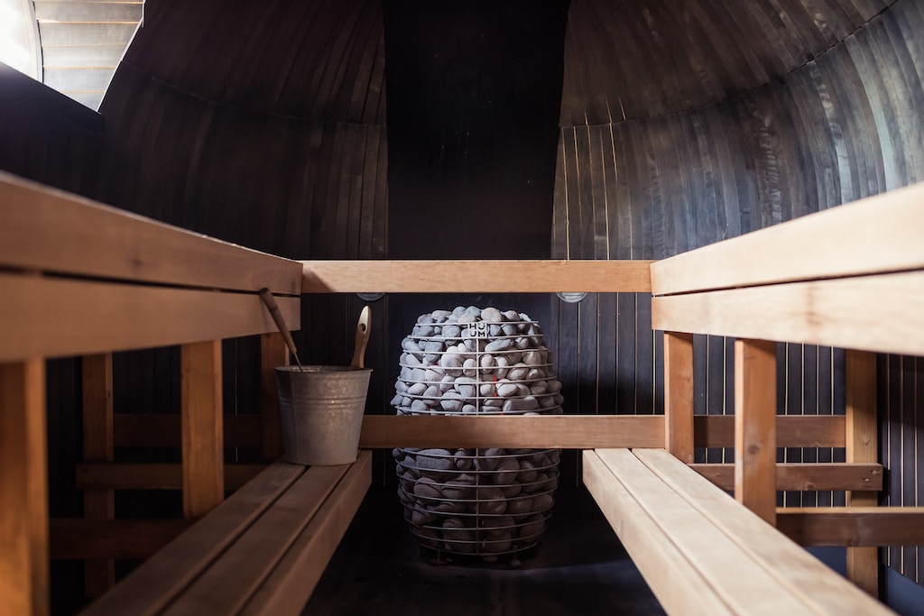 Zbudowana sauna w ogrodzie